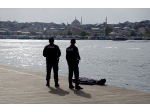 Eminönü'nde denizde ceset bulundu