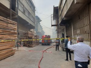 İzmir'de polyester atölyesindeki yangın hasara neden oldu