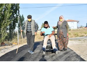 Tekerlekli sandalyeli Ümit'in kapısının önü rahat dolaşsın diye asfaltlandı