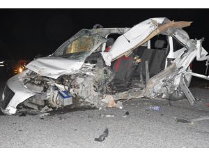 Kars'ta hafif ticari araç traktörün römorkuna çarptı: 2 ölü, 2 yaralı