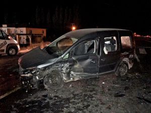 Kayseri'de hafif ticari araçla otomobil çarpıştı: 1 yaralı
