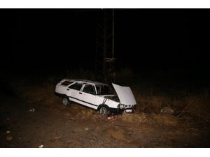 Manisa'da şarampole devrilen otomobildeki 3 kişi yaralı