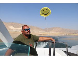 Hasankeyf'te tekne paraşütü keyfi