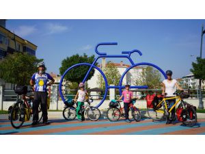 Kırklareli'den ülkeye giriş yapan İsviçreli turist aile bisikletle İstanbul'u gezecek