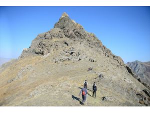 Iğdırlı ve Karslı dağcılar Rağbet Dağı'nın zirvesinden Azerbaycan'a destek verdi