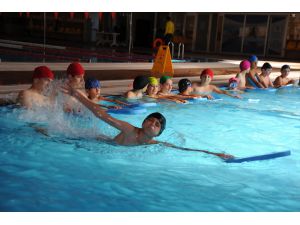 "Yüzme Bilmeyen Kalmasın" projesiyle Artvin'de 1000 öğrenci yüzme öğreniyor