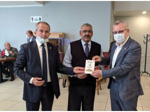 Keşan Belediye Başkanı Helvacıoğlu muhtarlara "muhtar çakmağı" hediye etti