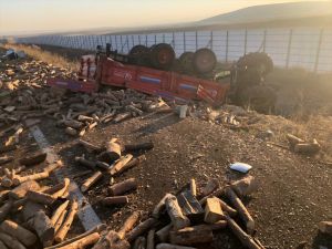 Kars'ta tanker ile odun yüklü traktör çarpıştı: 2 yaralı