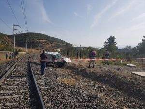 Gaziantep'te lokomotif hafif ticari araca çarptı: 3 yaralı