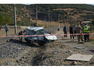 GÜNCELLEME - Gaziantep'te lokomotif hafif ticari araca çarptı: 2 ölü, 1 yaralı