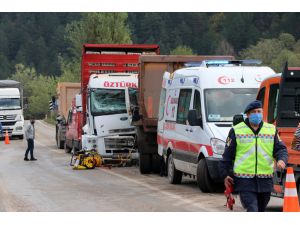 Bolu'da iki kamyon çarpıştı: 2 yaralı