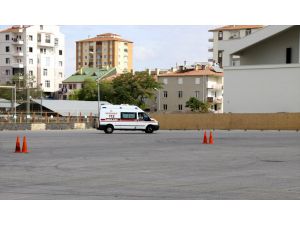 Kayseri'de ambulans personeline sürüş teknikleri eğitimi