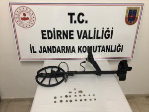 Edirne'de kaçak kazı yaparken suçüstü yakalanan kişinin aracında tarihi paralar ele geçirildi