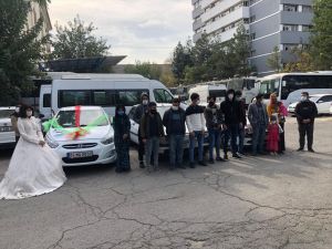 Düğün konvoyu gibi süslenen 3 araçta 16 göçmen yakalandı