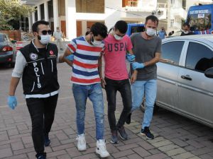 Antalya'da uyuşturucu operasyonunda gözaltına alınan iki zanlı tutuklandı