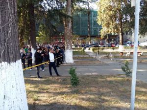 Gürcistan'da banka soymaya çalışan saldırgan, çok sayıda kişiyi rehin aldı