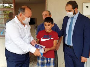 Osmaniye'deki orman yangınında evi zarar gören öğrenciye tablet hediye edildi