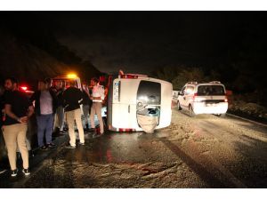 Antalya'da servis minibüsü devrildi: 8 yaralı