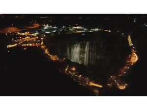 Erzurum'da ışıklandırması yapılan Tortum Şelalesi eşsiz güzelliğe büründü