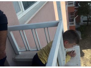 Erzincan'da başı balkon demirine sıkışan çocuk kurtarıldı