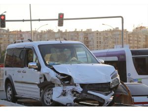 Şanlıurfa'da zincirleme trafik kazasında bir asker hafif yaralandı