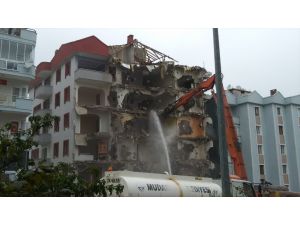Mudanya'da bina enkazında bir kişinin kaldığı ihbarı üzerine çalışma başlatıldı