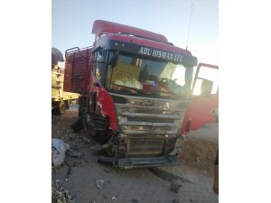 Şanlıurfa'da kamyonet ile tır çarpıştı: 2 yaralı