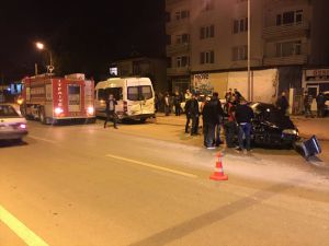Otomobil park halindeki minibüse çarptı: 1 ölü, 1 yaralı
