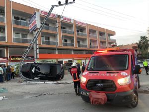 Mersin'de elektrik direğine çarpan otomobilin sürücüsü yaralandı