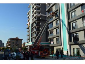 Afyonkarahisar'da yangın çıkan apartmandaki 8 kişi itfaiye ekiplerince kurtarıldı