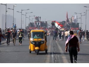 Iraklılar, 25 Ekim gösterilerinin birinci yılında Tahrir Meydanı'nda