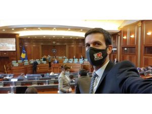 Kosova milletvekili "I Love Muhammed" yazılı maskeyle Meclis oturumuna katıldı