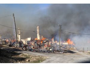 GÜNCELLEME 4 - Bolu'da bir köy evinde çıkan ve çevredeki evlere de sıçrayan yangın söndürüldü