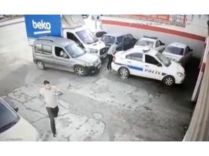 Adana'da 3 kişinin aracın altında kalmaktan son anda kurtulması kameraya yansıdı