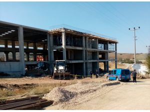 Tekirdağ'da devrilen iş makinesinin altında kalan işçi hayatını kaybetti