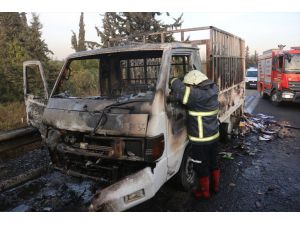Adana'da seyir halindeki kamyonette yangın çıktı
