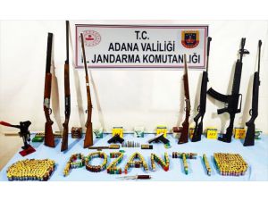 Adana'da bir evde 7 tüfek ve 2 tabanca ele geçirildi