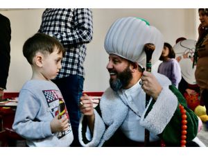 Temsili Nasreddin Hoca depremzede çocukları fıkra ve hediyelerle eğlendiriyor