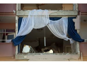 Depremin hasara neden olduğu evlerden geriye penceresiz perdeler kaldı