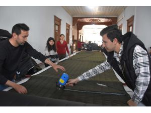 Muğla'da usta öğretici ve kursiyerler "depremzedeler üşümesin" diye makine başına geçti