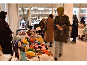 Bursa'da evlerinde üretim yapan kadınlar, depremzedeler için stant açtı