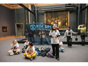 Hollanda'da çevreci aktivistlerden Amsterdam Rijks Müzesi'nde "fosil yakıt" eylemi