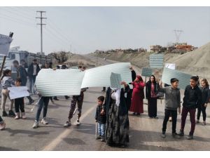 Şırnak'ta bir köyün sakinleri trafik kazalarını protesto için yol kapatma eylemi yaptı