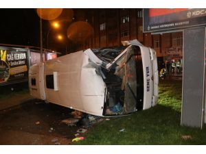 Kocaeli'de devrilen servis midibüsünün sürücüsü yaralandı