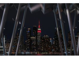 New York'ta Empire State binası depremzedeler için kırmızı beyaz renklerle ışıklandırıldı