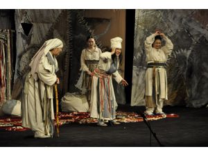 "Kadın Sığınağı "oyunu Kırgızistan'da sahneledi