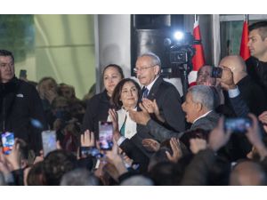 Millet İttifakı'nın Cumhurbaşkanı adayı Kılıçdaroğlu, CHP Genel Merkezi önünde konuştu: