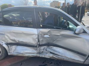 Kahramanmaraş'ta iki otomobilin çarpıştığı kazada 7 kişi yaralandı