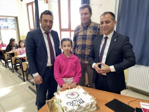 Isparta'da depremzede öğrenci Ayşe'ye doğum günü sürprizi