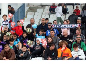 Fethiyespor-Kastamonuspor maçında depremzede çocuklar için top ve oyuncak toplandı